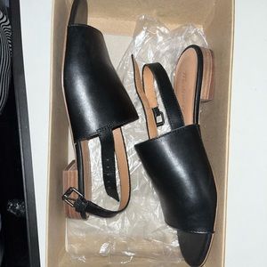 **LIKE NEW*** worn twice. Sz. 8.5 Madewell black shoes. Originally $98